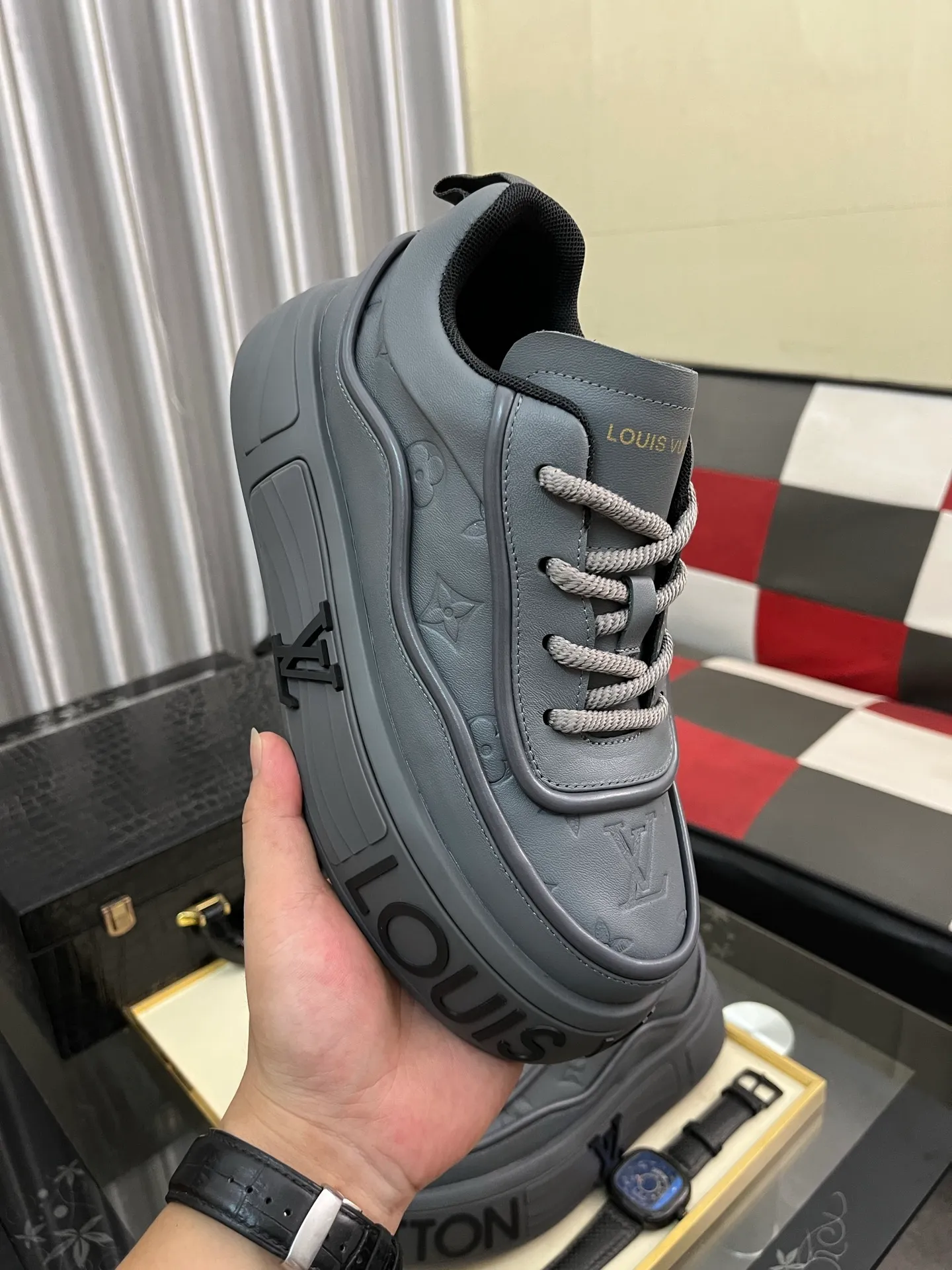 Men's shoes 💰560⌚️⌚️【LOUlS VUlTTON】Louis Vuitton ~ unique and casual style. LV counter purchasing 🏃casual shoes😍😍 Men's 2025 counters are on sale simultaneously, Italian imported brands select first-layer Italian cowhide. Cowhide leather lining (refuses to discolor and grind feet) Code number: 38-44 4⃣️colors available